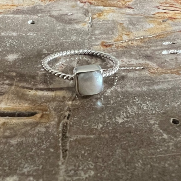Mother of a pearls sterling silver ring size 9 - Picture 2 of 4